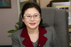 代表取締役の宮崎裕子社長。創業以来20年、アイ鮫の生肝油の普及一筋に努めてきたとのこと。