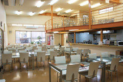 社員食堂では、自社商品を使って食事を提供している。中二階を含めると80名収容できるほどの大スペース。