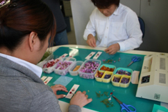 「押し花しおり」の作成風景。専任のスタッフの方がひとつづつ真心込めて作成している。