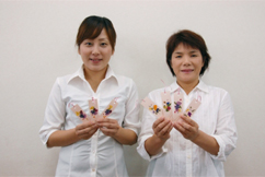 「押し花しおり」専属スタッフの古賀さん(左)と稲田さん(右)。感謝の気持ちを込めて、「押し花しおり」を全国のお客様にお届けしている。<