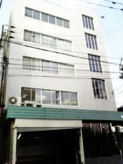 >福岡市博多区にある(株)みやび通信販売事業部。本社は大阪で、沖縄にも支社を持つ。グループ内には化粧品を扱う会社もあり、「美容・健康」をテーマとした事業展開を行なっている。